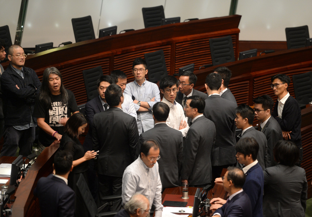 图:许智峯,邝俊宇,刘小丽,罗冠聪,朱凯廸,邵家臻及梁国雄等人阻挠