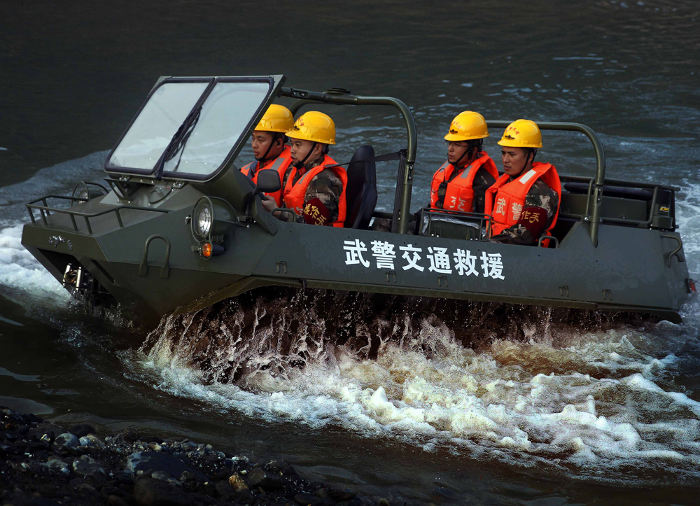 11月22日,中国武警交通部队出动300馀名兵力,携动力舟桥,蟒式全地形