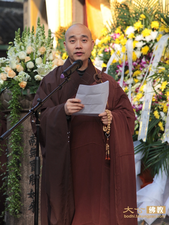 明学长老追思会于灵岩山寺举行 大德法师泪洒当场