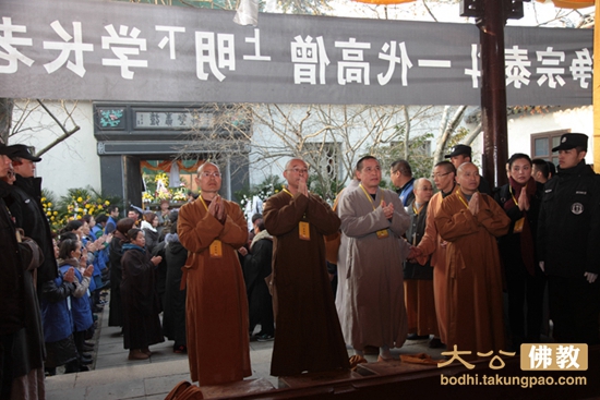 明学长老追思会于灵岩山寺举行 大德法师泪洒当场