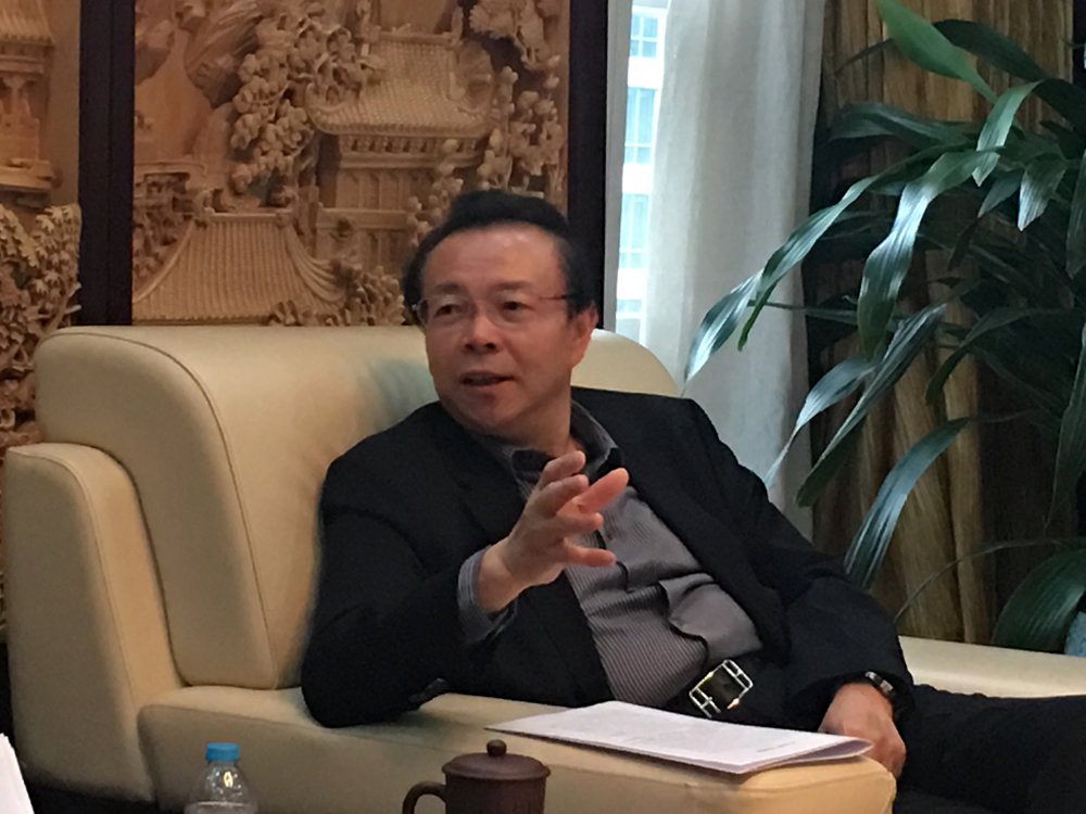 图:中国华融董事长赖小民表示,公司计划用五年时间跻身世界五百强