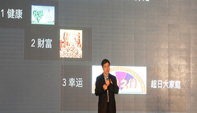 创始人于光远现场讲解产品特点 大会现场,超日理疗健康马桶盖创始人于光远就为什么要做马桶盖指出,一切源于面对大批中国游客赴国外抢购马桶盖的现象,自己发出忧心之问:中国制造的马桶盖能否超越国外的产品?随后,于光远于2015年在北京、山东、浙江台州、福建、广州佛山考察了多家马桶盖制造商,并组建了超日理疗健康马桶盖强大的研发团队,申请多项专利,通过一系列举措,超日理疗健康马桶盖力证其智能马桶一点不比国外差,且更适合国人卫浴使用环境。