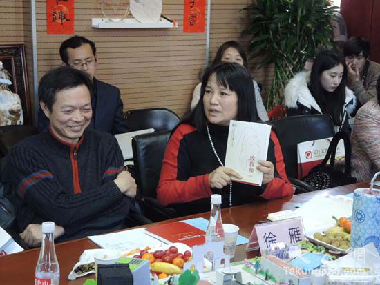 徐雁(左)与邢如瑞(右)谈书香校园建设,中美教育交流 张碧辉 摄.