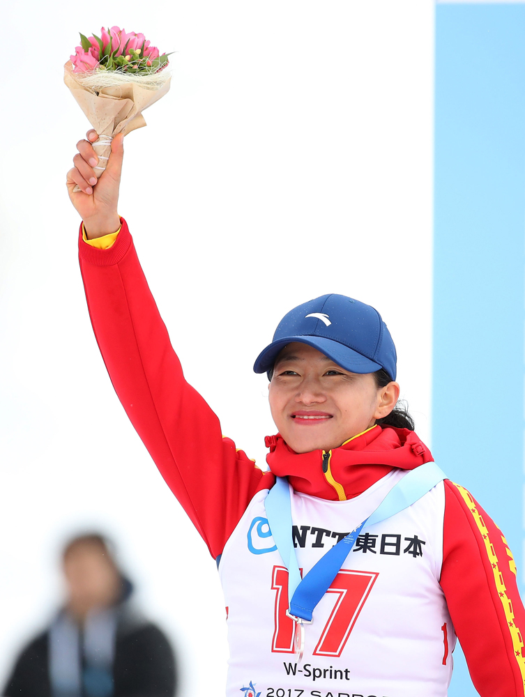 冬季两项比赛23日在日本札幌西冈滑雪场拉开帷幕,中国选手张岩摘得