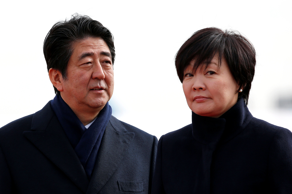 图:日本首相安倍晋三与妻子安倍昭惠   美联社