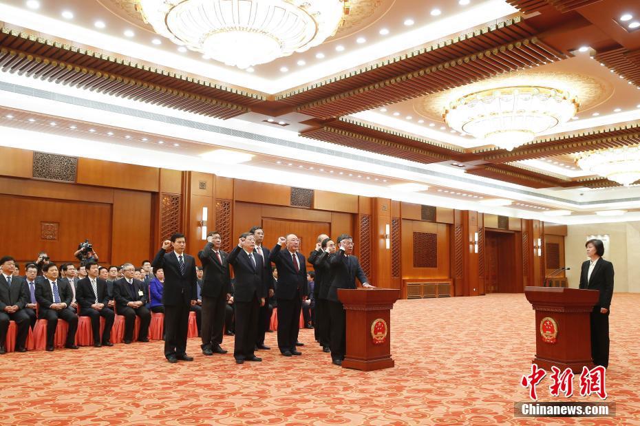全国人大常委会举行宪法宣誓仪式