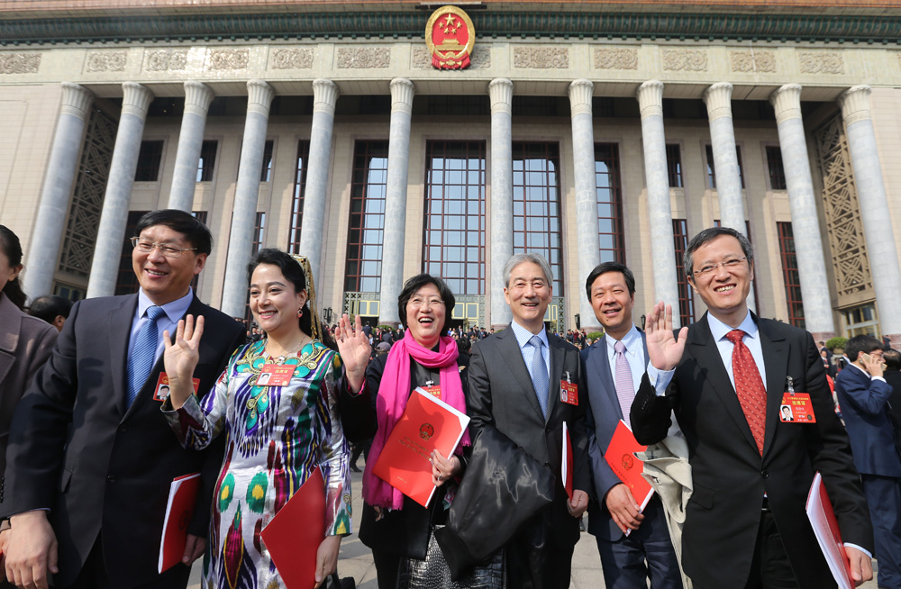 图:15日,十二届全国人大五次会议在北京人民大会堂闭幕,代表们走出