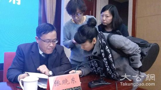 新闻发布会后,山西省统计局副局长,新闻发言人张晓东接受媒体采访.