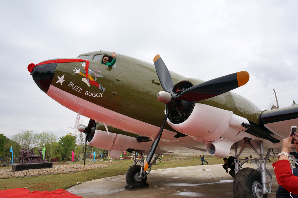 图:c-47飞机重飞"驼峰航线"后永久陈列在桂林 中新社