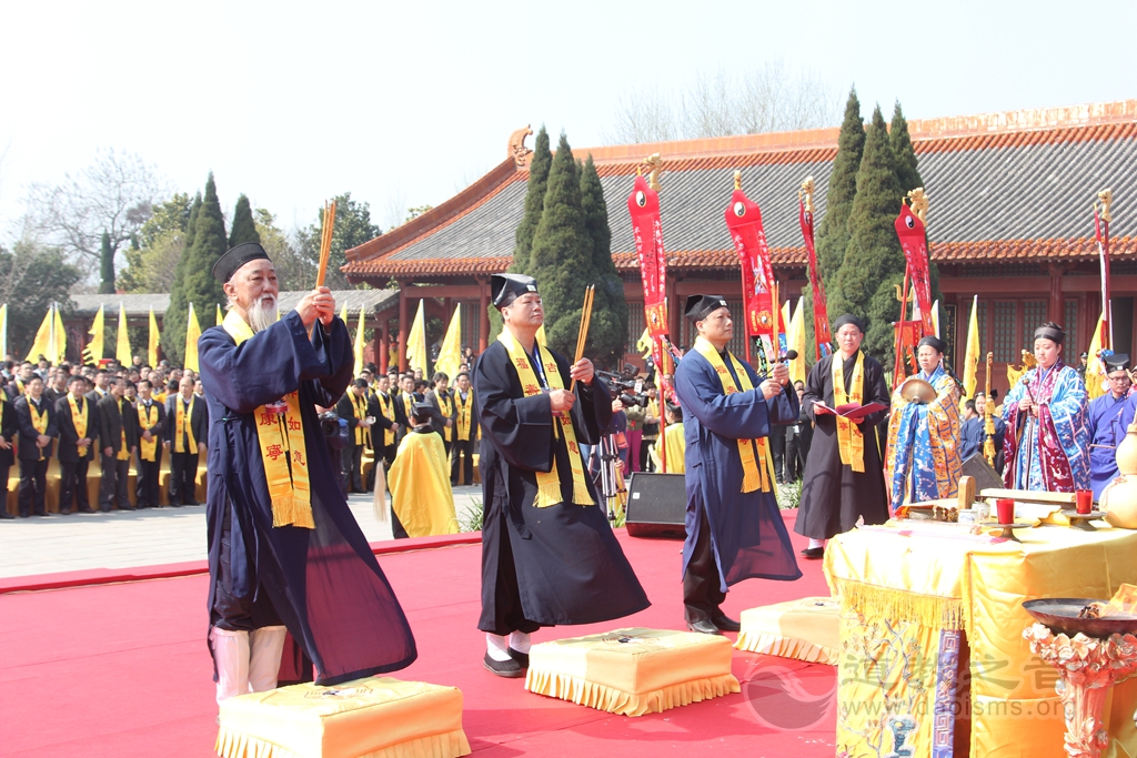 在开幕式上,涡阳县政协主席刘峰致欢迎辞后,中国道教协会会长李光富