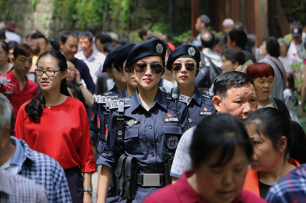 女子巡逻队成西湖新名片