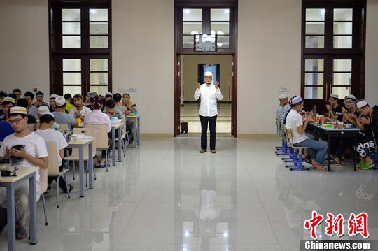 伊斯兰教经学院副院长从恩霖阿訇在开斋时带领学员做开斋"杜阿"