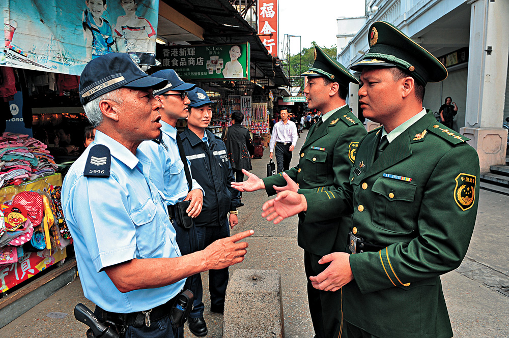 图:香港回归以来,广东边防六支队与香港警察建立联勤机制.