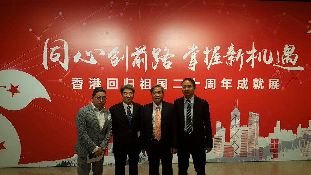 图:香港业人士(北京)协会会长冯国佑(右二)受邀观展 受访者供图