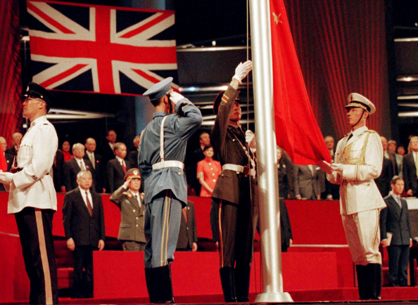 解放军在1997年香港回归仪式上升中国国旗资料图片