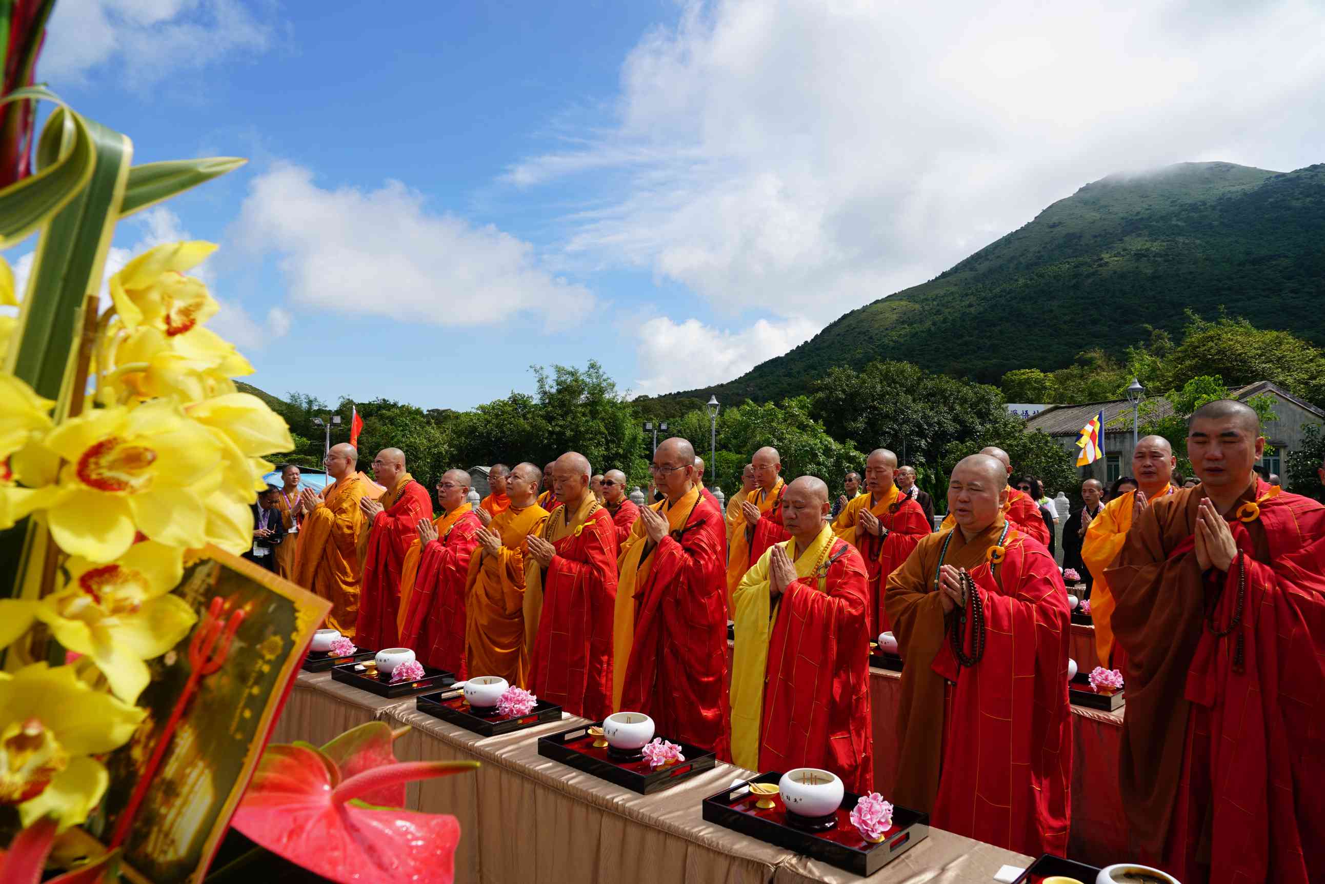 来自中国大陆,香港,澳门,美国,斯里兰卡等20多国的高僧诵经祈福