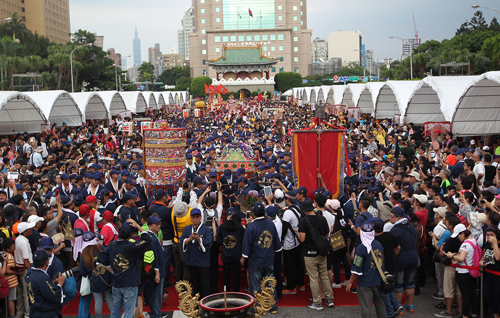 台湾宗教团体23日在台北发起大游行,反对当局实施"灭香/中央社