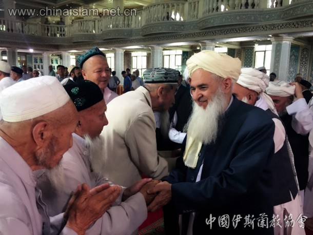 在乌鲁木齐洋行清真寺与当地穆斯林群众一起礼"主麻"