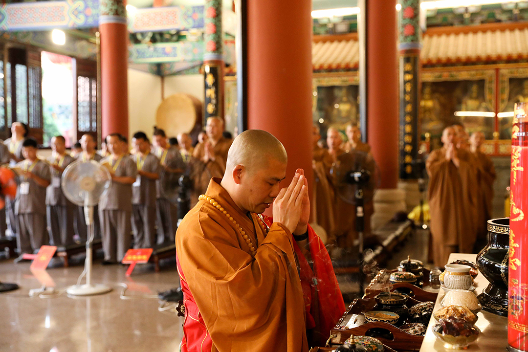 晚六时,珠海普陀寺2017年短期出家班开班仪式在庄严的国歌与三宝歌声