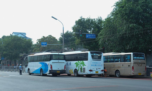 北京交警联合多部门执法 整顿地安门西大街违停大客车