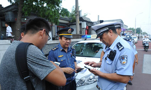 北京交警联合多部门执法 整顿地安门西大街违停大客车