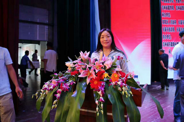 她培育的梅花鹿茸在第五届全国鹿王大赛荣获中国鹿王称号,她则被人