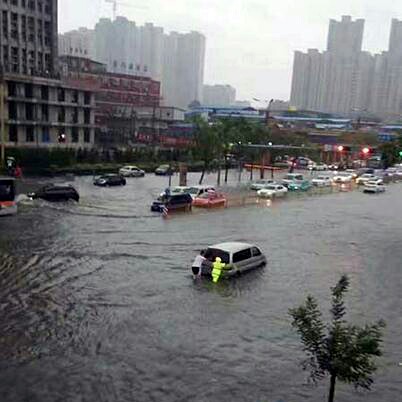 山西暴雨致数万人受灾 壶口瀑布水势上涨暂关闭