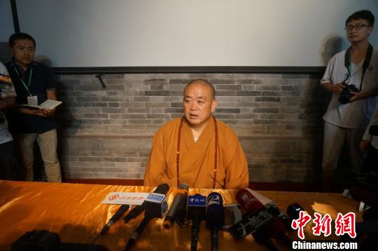 图为少林寺方丈释永信在“无遮大会”开幕式后接受媒体采访。　韩章云 摄