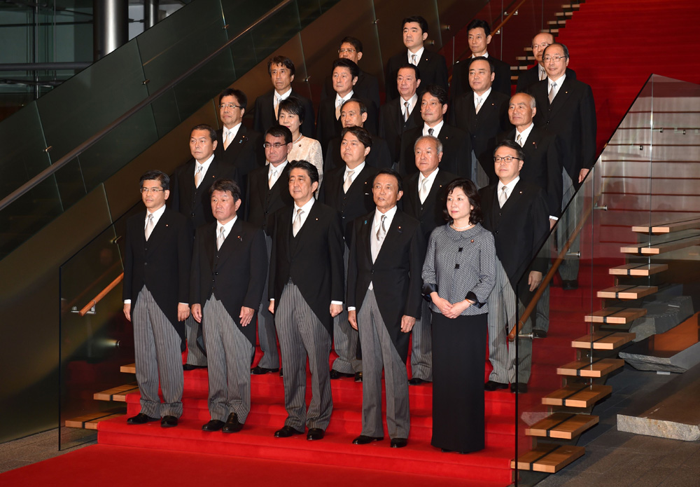 图:日本首相安倍晋三(前排中)3日率新内阁成员亮相/法新社