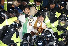 韩民阻"萨德"与警方起冲突