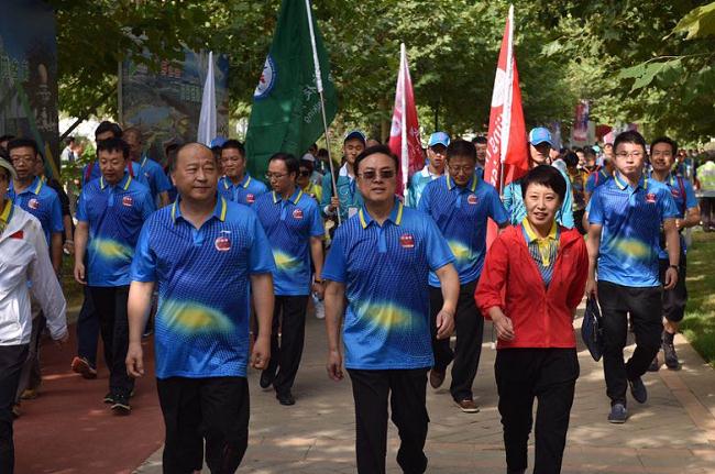 北京市商务委员会党组成员武玉民指出,希望通过健步走这种轻松健康