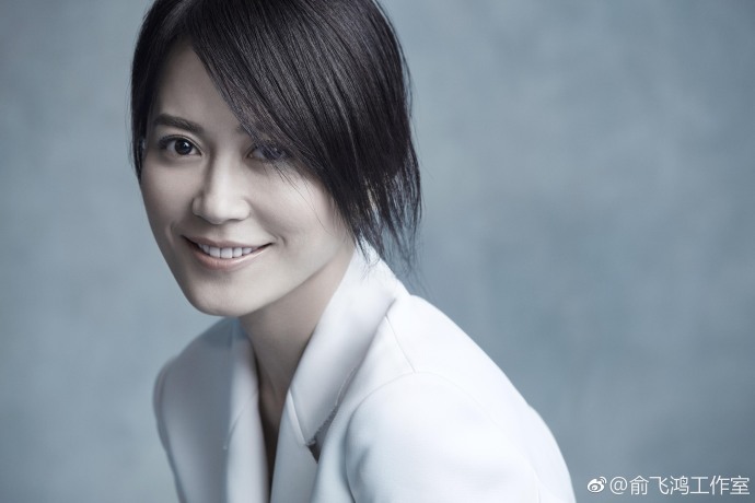 不老女神!46岁俞飞鸿美过20岁 黑超遮面甜笑迷人 资料图