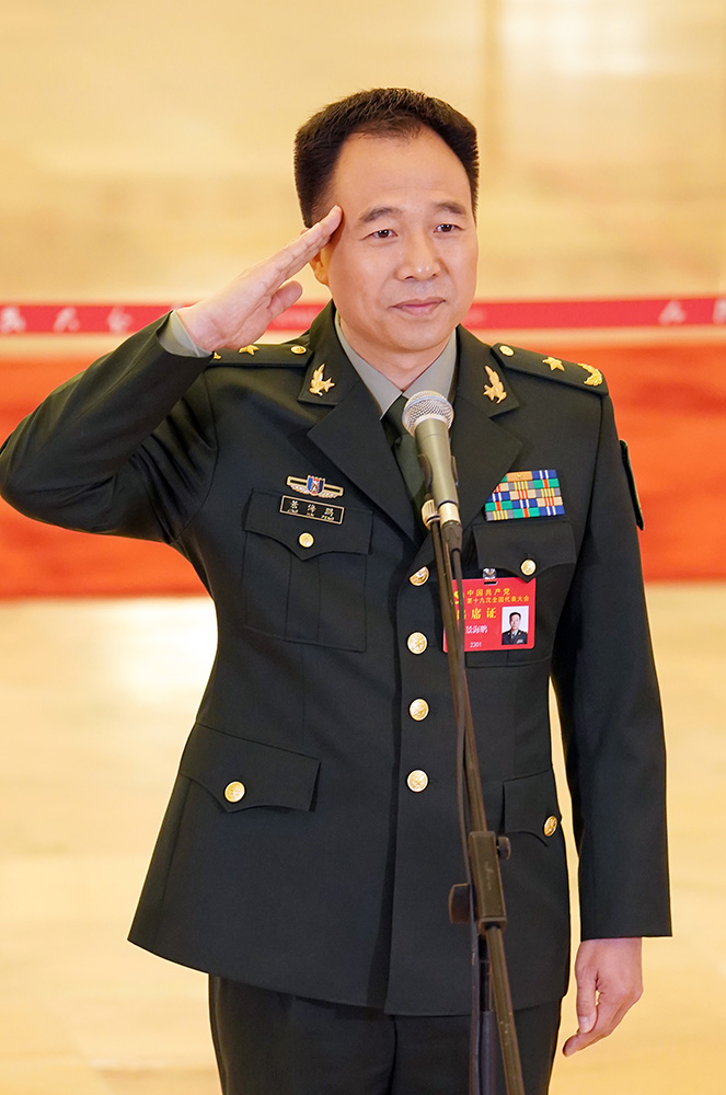 景海鹏肩扛少将军衔,佩戴的臂章上写有"战略支援部队"字样