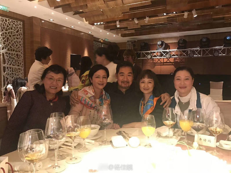 邓婕六十大寿生日会 老公张国立现场读情书满脸通红