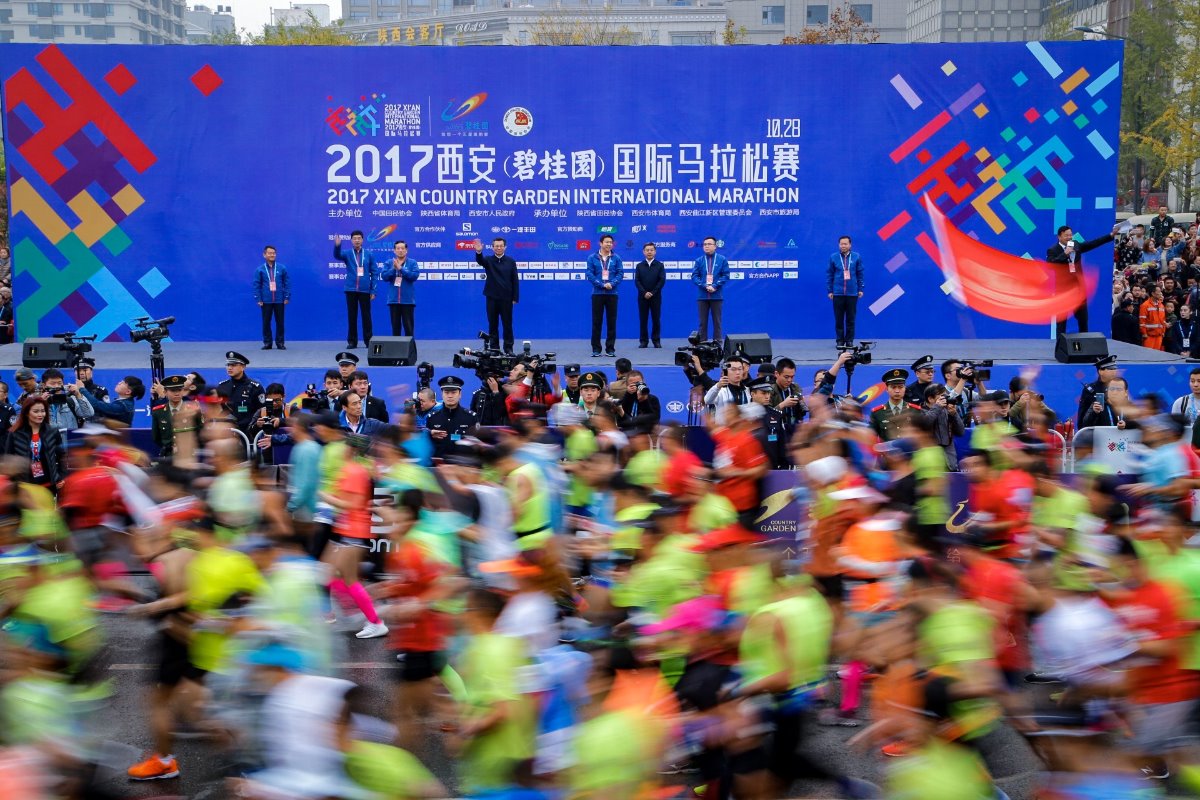 比赛在西安明城墙永宁门鸣枪开跑.