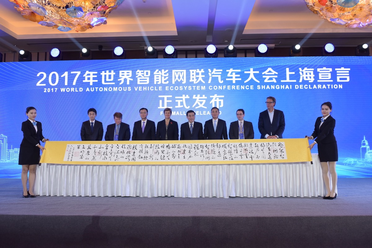 《2017年世界智能网联汽车大会上海宣言》发布 大公网11月6日讯(记者 夏微)以“联接世界,智创未来!”为主题的2017年世界智能网联汽车大会6日在沪举行。会上,工业和信息化部部长苗圩及英国驻华大使吴百纳等与会嘉宾共同发布了《2017年世界智能网联汽车大会上海宣言》(下简称《上海宣言》),以加快促进汽车产业转型升级。 工信息化部副部长辛国斌在致辞时称,我国发展智能网联汽车具备较好基础和战略优势,但目前产业发展过程中仍存一些需重视并解决的问题,如,在基础设施方面,新一代信
