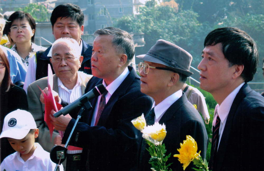 然而,正当数以万计的老兵潮水般涌回大陆省亲祭祖的时候,身处台湾海军