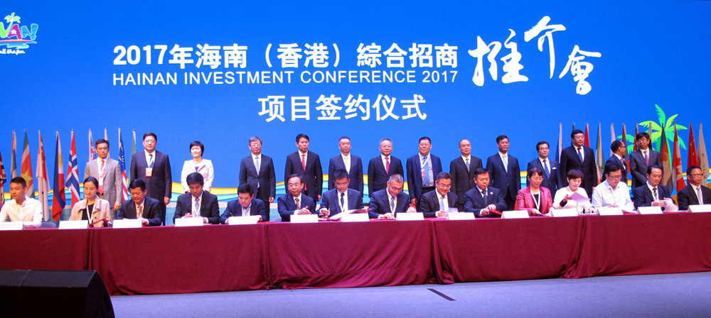 图:集体签约仪式 大公报记者何玫摄