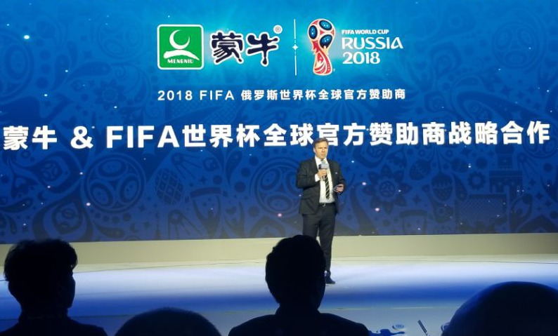 国际足联首席商务官Philippe对蒙牛推动足球运动发展给予了肯定 国际足联首席商务官菲利普(Philippe le Floc'h)表示,蒙牛是世界顶级乳品企业之一,也是中国乳业领先品牌。国际足联致力于在世界范围内推广和发展足球运动,中国是我们工作的重点区域,很高兴今天在这里又牵手了一家实力雄厚的官方赞助商。菲利普还表示,国际足联希望能够借助蒙牛在儿童与青少年群体中的影响力,获得一个培养新一代球迷并与其开展互动交流的平台。