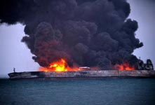巴拿马油船与香港散货船碰撞起火