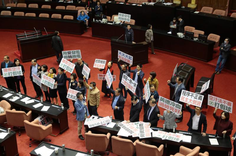 台"立法院"临时会5日召开,国民党立委拿看板在议场内表达诉求\中央