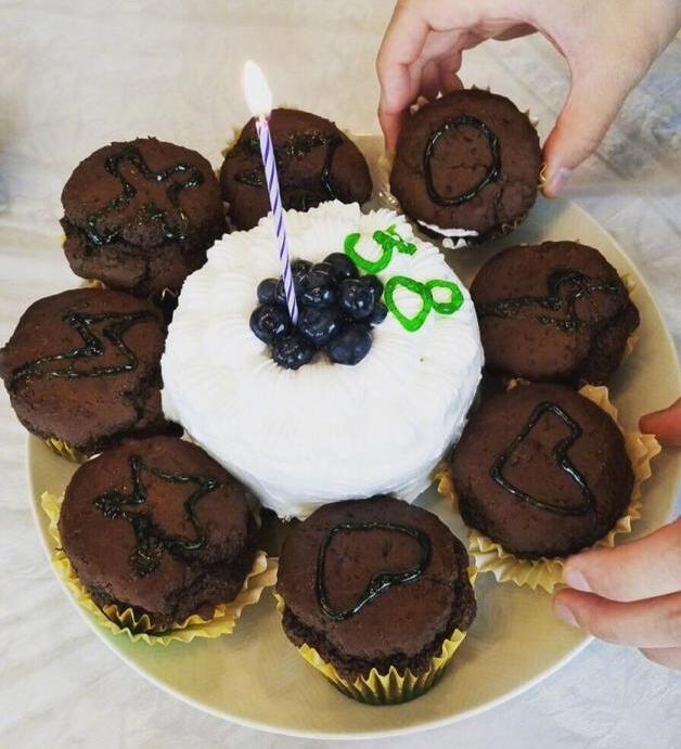 王祖蓝生日娇妻李亚男深情告白 晒美味蛋糕超甜蜜