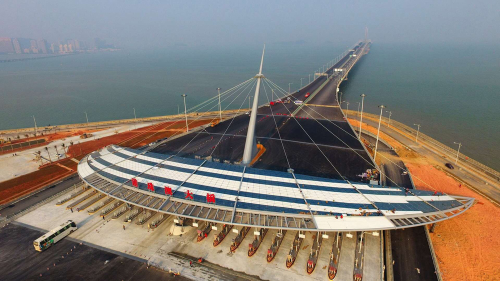 港珠澳桥香港段负重测试合格 通车在望