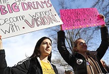 美国各地举行妇女大游行