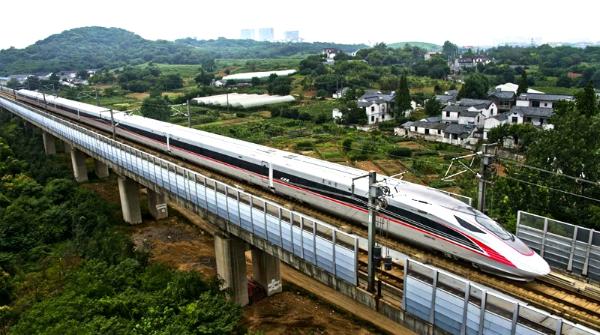 拍窗外的风景。这条线途经广东、湖南、江西等省,一路崇山峻岭、江河蜿蜒、阡陌纵横,可谓秀色可餐。我也经不住诱惑,从包里掏出卡片相机,贴近车窗玻璃,摄下一路美景。尽管车速飞快,近景成了虚影,但远处画面眉清目秀,近景的虚化反有了衬托主体的效果。 三个多小时眨眼过去,大约11时30分左右,列车播音员预报前方到达站“南昌西站”。列车开始减速,令人诧异的是,从疾飞变成慢行,身体几乎没有丝毫感觉。更让人惊叹的是,当列车稳稳停住的那一刻,前方电子显示器清晰显示:11:44:00,竟与车票上的抵