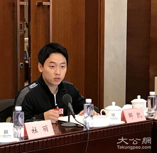 全国政协委员,奥运体操"五金王"邹凯.江鑫娴 摄