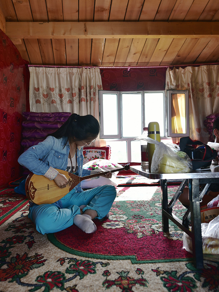 图:小姜在蒙古包里弹奏冬不拉
