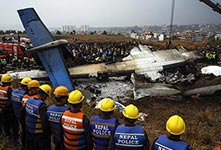 尼泊尔一架载71人客机坠毁起火