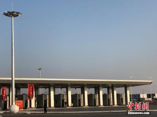 12月18日，港珠澳大桥澳门口岸收尾工程仍在完善中。港珠澳大桥澳门口岸管理区项目作为港珠澳大桥重要的组成部分，不仅是港珠澳大桥三地建筑面积最大的口岸，而且开工最晚，但是该工程创造了仅用内地同等规模工程三分之一的时间，就具备与珠海、香港口岸同步通关条件的奇迹。 中新社记者 邓媛雯 摄
