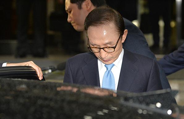 李明博涉案范围或超朴槿惠 韩法院将审查是否逮捕